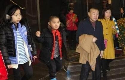 甘比儿子越来越像刘銮雄，难怪大刘分给他的财产要比刘鸣炜多！