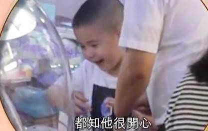 甘比儿子越来越像刘銮雄，难怪大刘分给他的财产要比刘鸣炜多！