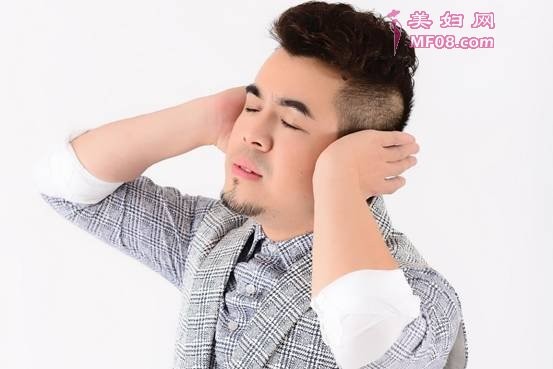 “小杨坤”周子轩现身酷狗直播 与粉丝畅聊对饮