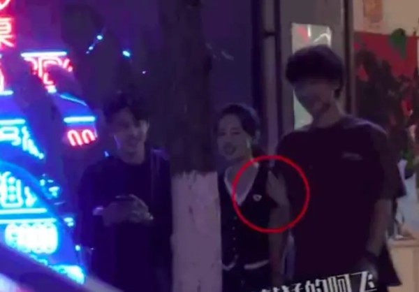 董璇深夜与好友聚餐 与年轻男子挽手被拍