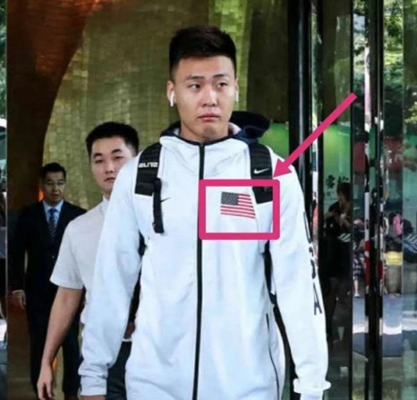 无心？赵睿穿美国旗帽衫引争议，冷漠道歉被球迷狂怼“太敷衍”
