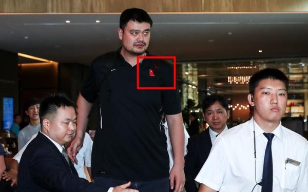 无心？赵睿穿美国旗帽衫引争议，冷漠道歉被球迷狂怼“太敷衍”