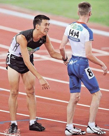 苏桦伟（左）只获第6名，面露失望神色，英国选手Graeme Ballard（右）紧握他的手安慰。（图片来源：明报）