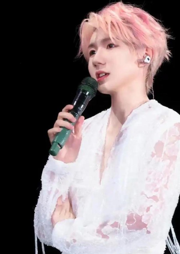 易烊千玺<a target=
