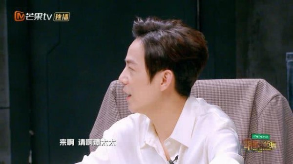 王源做客《明星大侦探》，被王鸥、谭松韵这些“老司机”羞红了脸