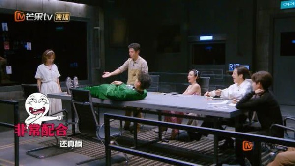 王源做客《明星大侦探》，被王鸥、谭松韵这些“老司机”羞红了脸