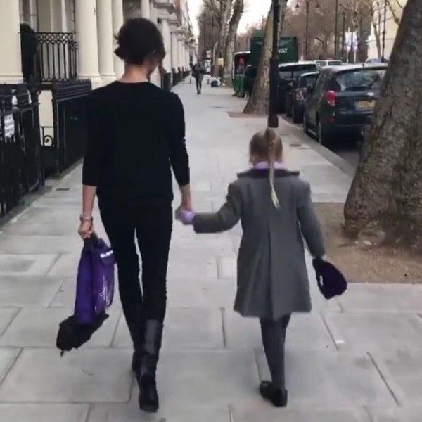 小七和妈妈鼻尖碰鼻尖！辣妹维多利亚，宠爱女儿小七如掌上明珠