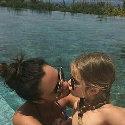 小七和妈妈鼻尖碰鼻尖！辣妹维多利亚，宠爱女儿小七如掌上明珠