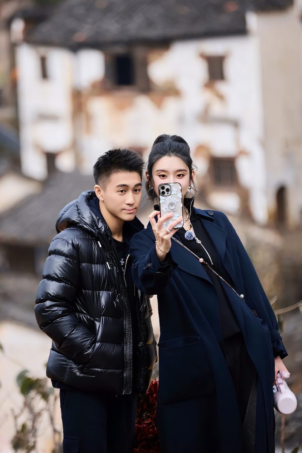 何猷君奚梦瑶情侣自拍照，背景为古建筑。