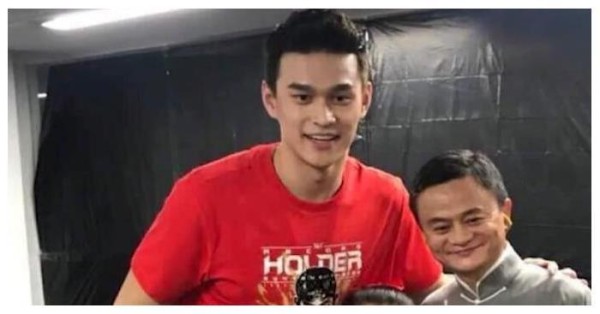 明星最萌身高差，何炅被夹在中间，而她像童话里的小矮人