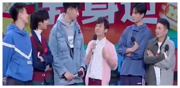 明星最萌身高差，何炅被夹在中间，而她像童话里的小矮人