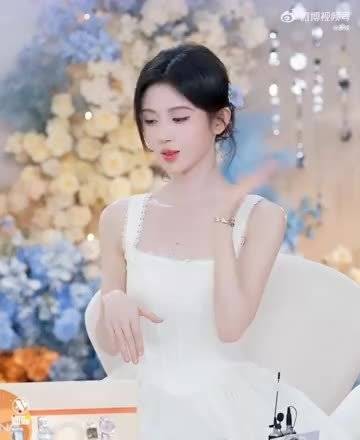 鞠婧祎发布新手势舞视频,动作精准表情灵动