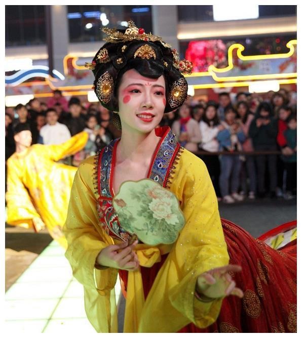 沈腾评论热搜“大唐不倒翁男生不火的原因”，结果被自己粉丝怼了