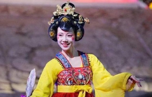 与“四哥”低调相恋,百人挑一成不倒翁,网红只是副产品