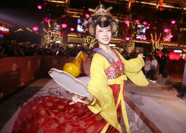 不倒翁女孩走红却拒绝当明星，担心卸妆后的自己，对长相并不自信