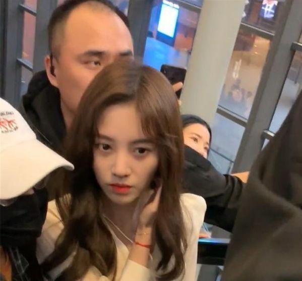 看清放在女明星背后的手，突然明白了，当女明星保镖有多幸福？