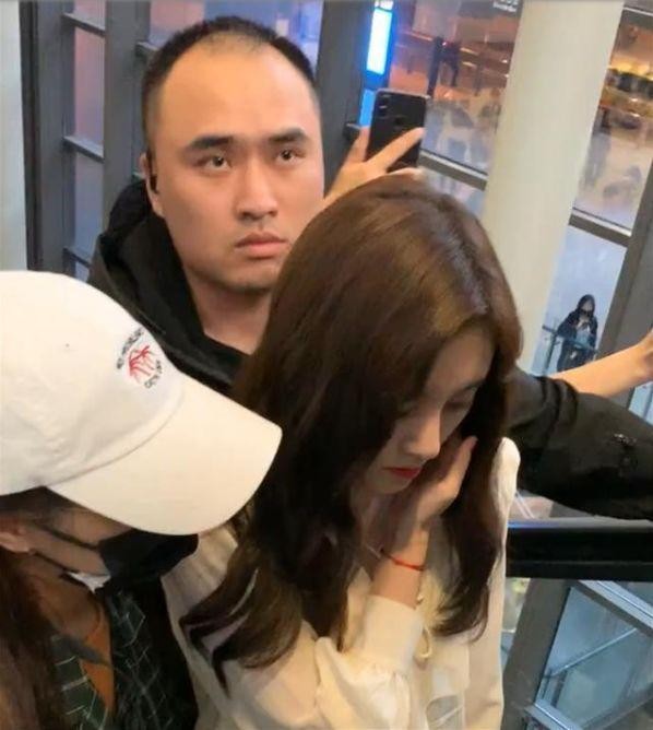 看清放在女明星背后的手，突然明白了，当女明星保镖有多幸福？