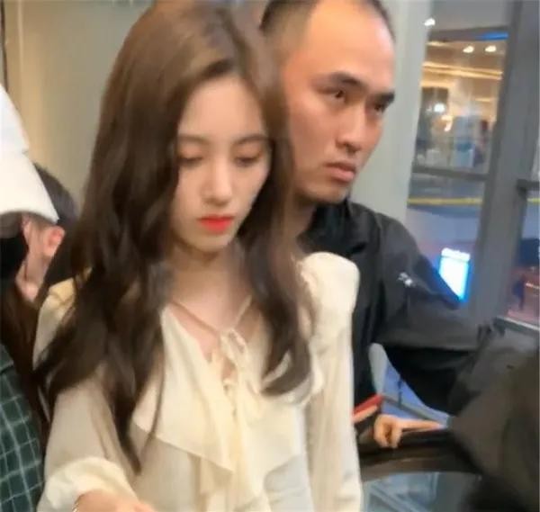 看清放在女明星背后的手，突然明白了，当女明星保镖有多幸福？