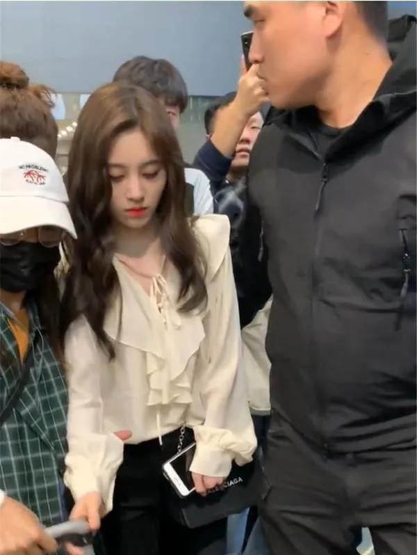 看清放在女明星背后的手，突然明白了，当女明星保镖有多幸福？