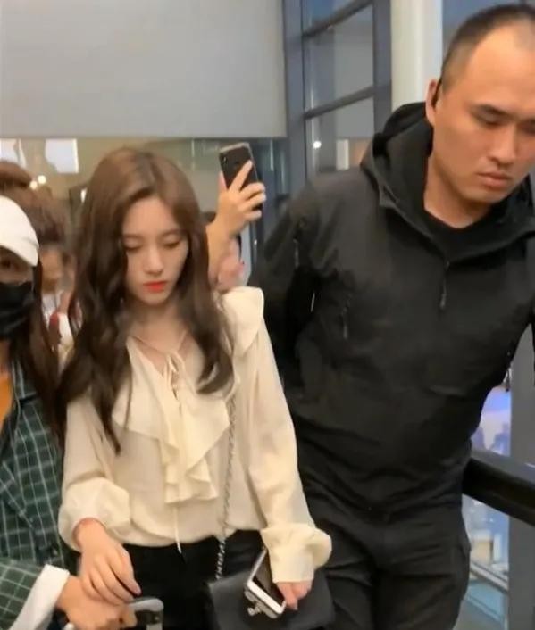 看清放在女明星背后的手，突然明白了，当女明星保镖有多幸福？