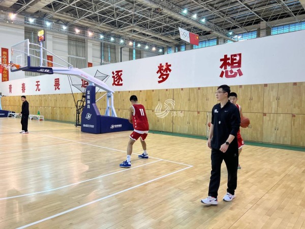 从明星球员到冠军教练 山东青年男篮主帅王刚的篮球梦从未止步