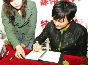 张信哲自曝正和圈外人恋爱张信哲喜欢瘦型女生
