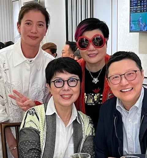 关菊英与同性密友相守17年，网友：活成人生赢家