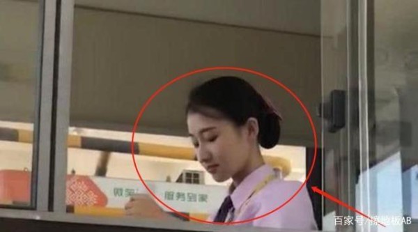 这起收费站女孩火了，一夜暴涨，网友：上帝喜欢关晓彤