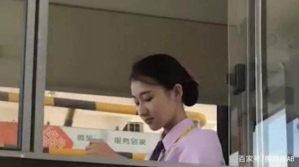 这起收费站女孩火了，一夜暴涨，网友：上帝喜欢关晓彤-有驾