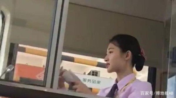 这起收费站女孩火了，一夜暴涨，网友：上帝喜欢关晓彤-有驾