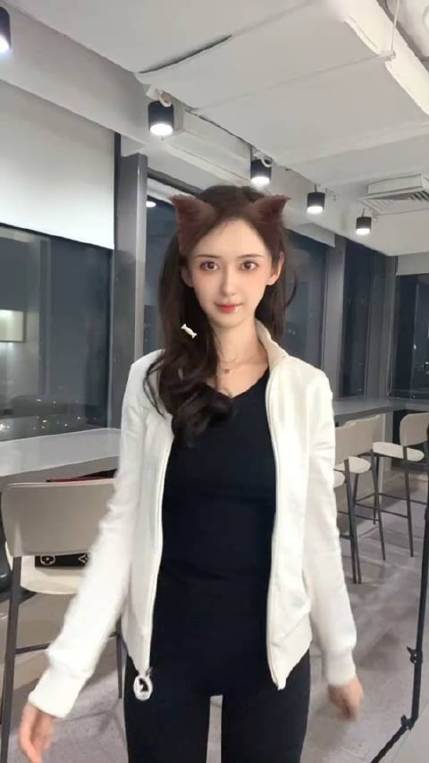 我真的要笑死在网友的嘴里！徐梓钧和关晓彤是同学，网友辣评徐梓钧，明明可以谈刘星，偏要找刘星他爸！