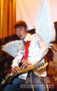 吉他手李延亮背翅膀变天使推新专辑纪念张国荣