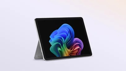 Une vue inclinée montre une Surface Pro pour les entreprises, Copilot+ PC, 12 pouces | Snapdragon avec le pied intégré activé.