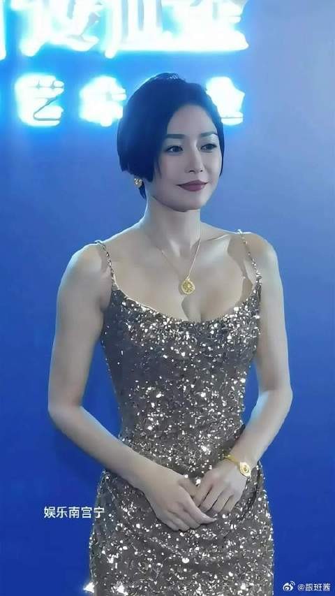秦岚金色亮片抹胸裙,展现高贵气质,美得无可挑剔!