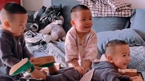 三胞胎弟弟给哥哥按摩，这按摩手法让人叹服，将来爸妈不用愁了！