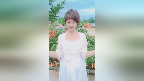 这个小姐姐火了，表演的《风花雪月》手势舞，让人心动不已！