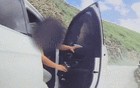 甘肃卓尼警方通报越野车超车逼停摩托