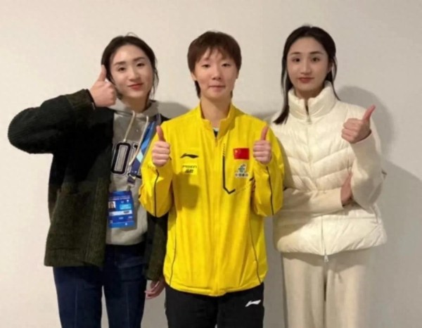 国乒王曼昱好人缘！王濛等助威，女神妹妹当陪练