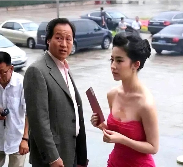 刘亦菲与友人聚餐 满脸笑容心情好 再与闺蜜聚餐庆祝生日