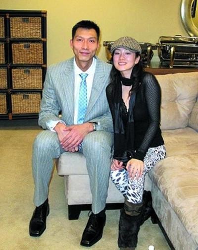 和易建联在一起，稍不小心就“被卖萌”——天然身高差啊
