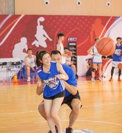 和易建联在一起，稍不小心就“被卖萌”——天然身高差啊