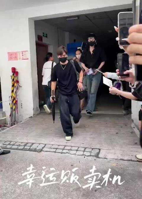 粉丝:泰国见! 展轩:泰国太危险了别去!