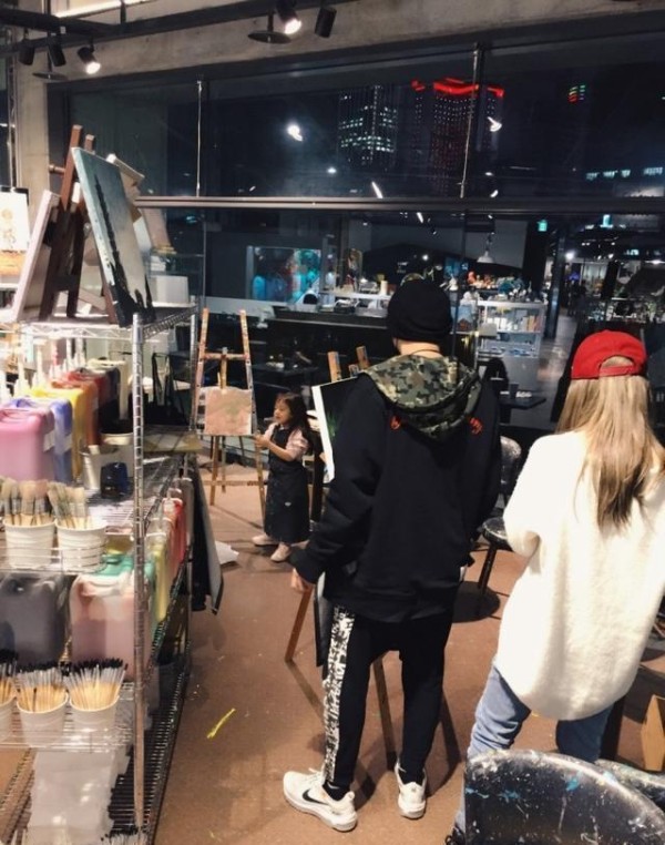周杰伦偏爱干儿子刘宇恩，小泡芙受冷落？其实她爱的明星叔叔是他