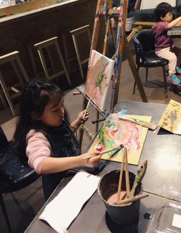 周杰伦偏爱干儿子刘宇恩，小泡芙受冷落？其实她爱的明星叔叔是他