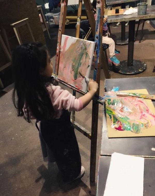 周杰伦偏爱干儿子刘宇恩，小泡芙受冷落？其实她爱的明星叔叔是他