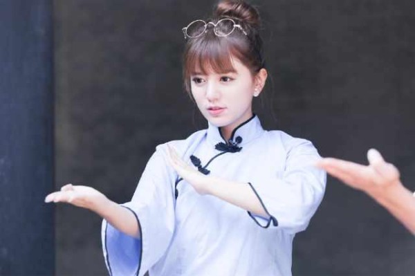 她与薛之谦关系亲密，他的火锅店对其永久免费，网友：羡慕！