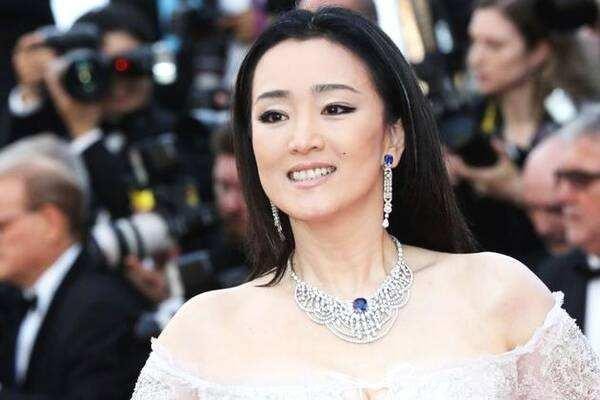 巩俐出演郎平国籍遭议，演员换国籍是否正确，成龙大哥曾这样说