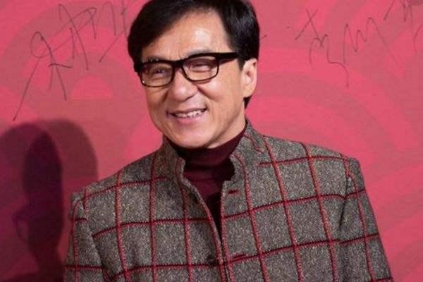巩俐出演郎平国籍遭议，演员换国籍是否正确，成龙大哥曾这样说