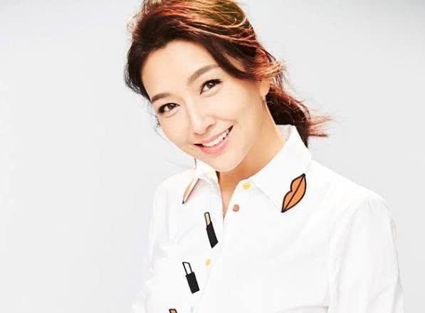 靳东曾经爱她如痴，和马伊琍是好朋友，如今二婚美出新高度
