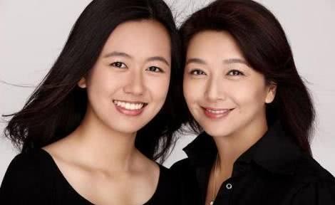 靳东曾经爱她如痴，和马伊琍是好朋友，如今二婚美出新高度
